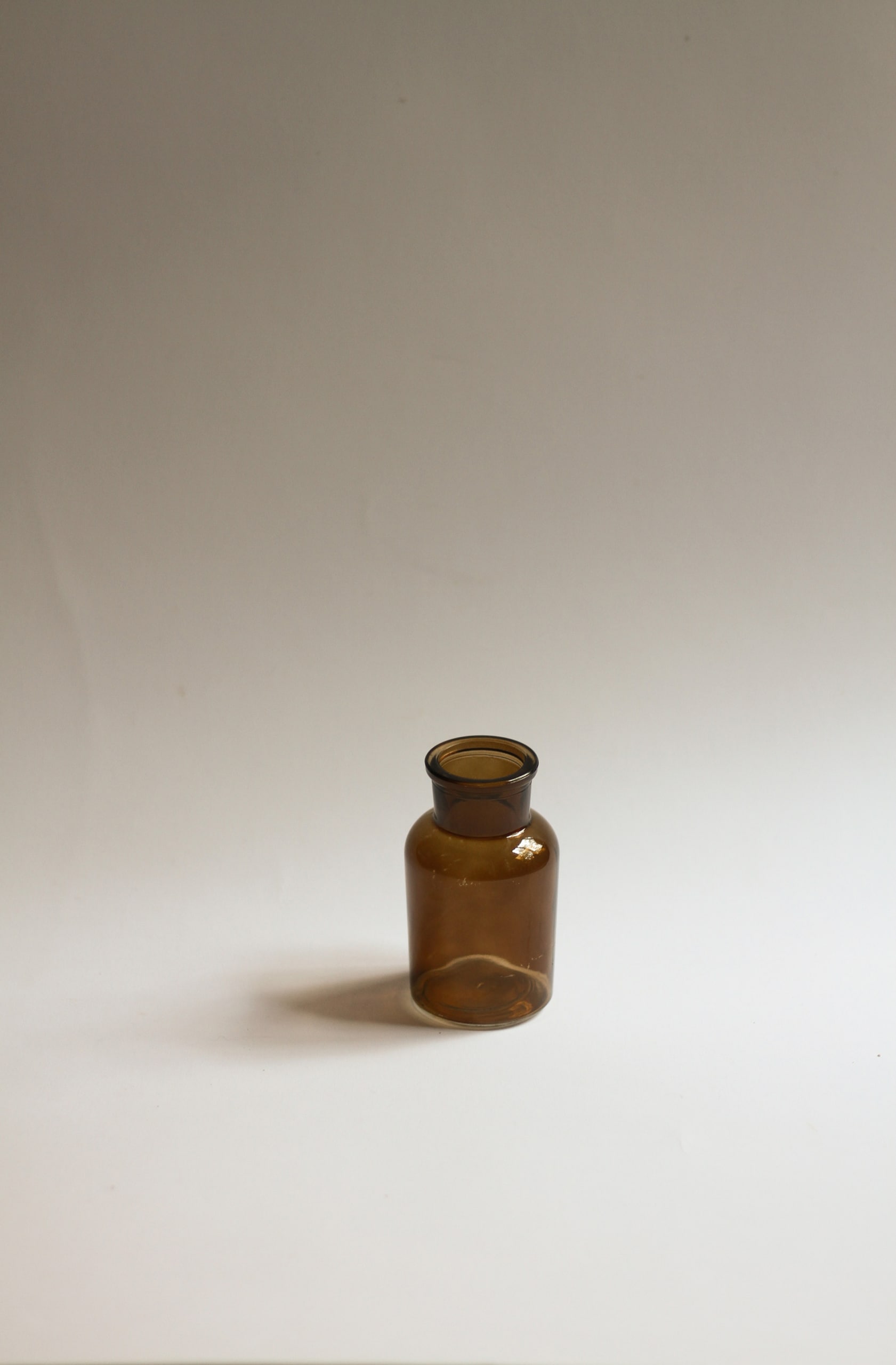 Barna üveg váza - közepes - 16,5 cm