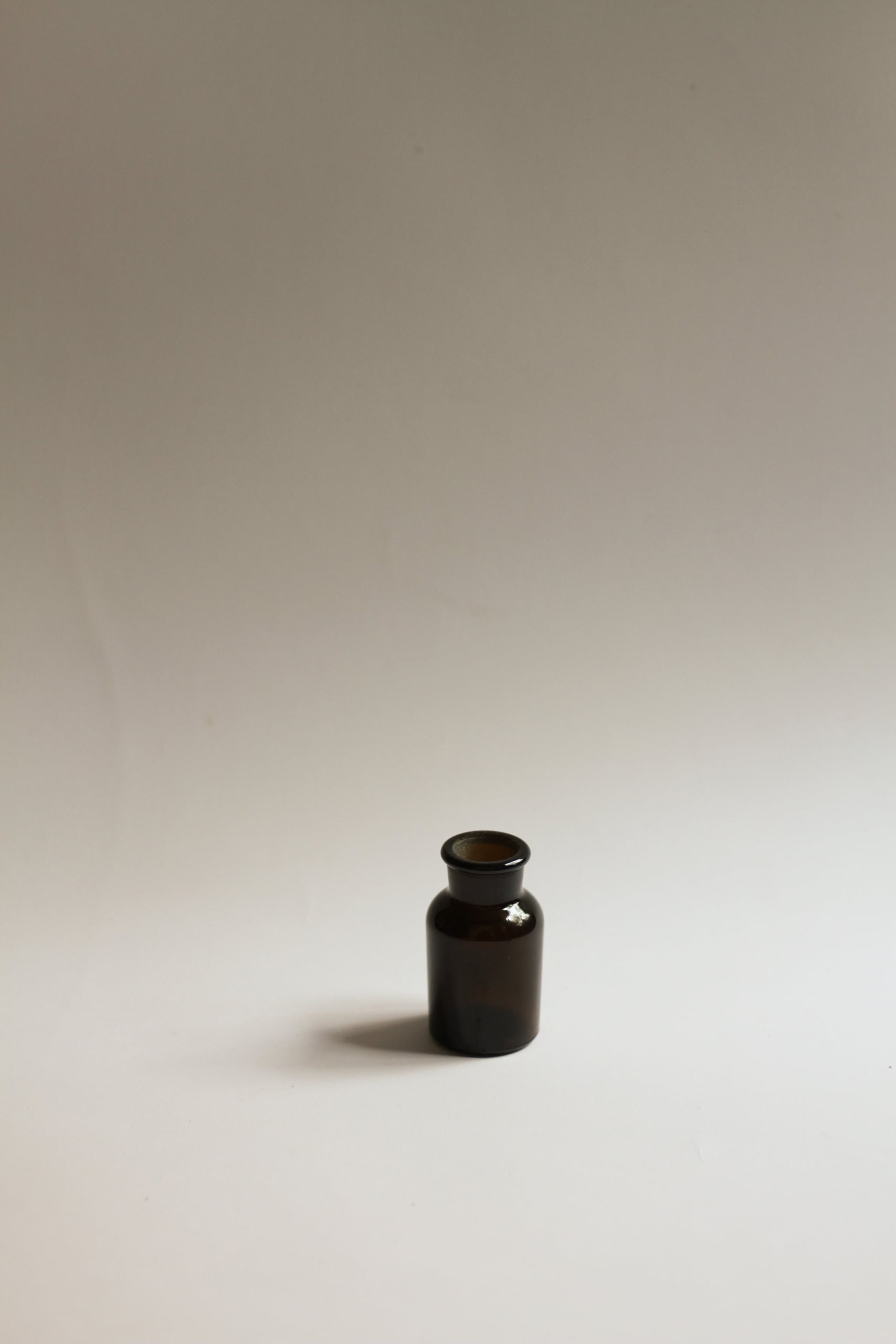Barna üveg váza - kicsi - 8,5 cm