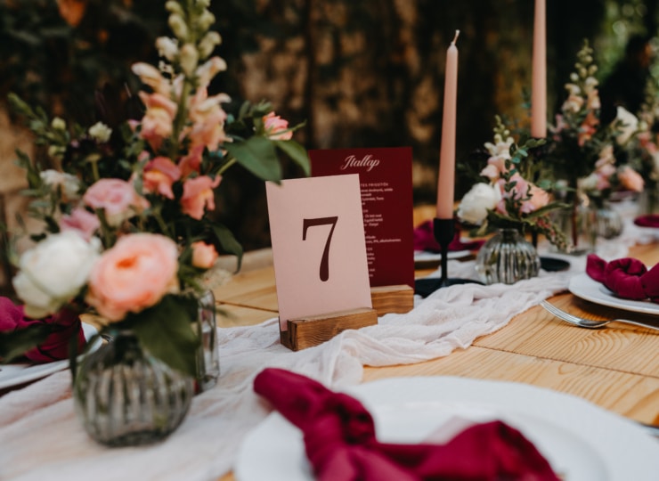 Környezetbarát esküvői dekoráció: Miért érdemes bérbe venni a dekorkellékeket?