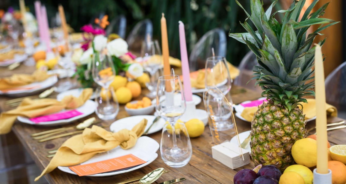 Frissesség és színkavalkád: Miért imádjuk a zöldségeket és gyümölcsöket az esküvői dekorációban?