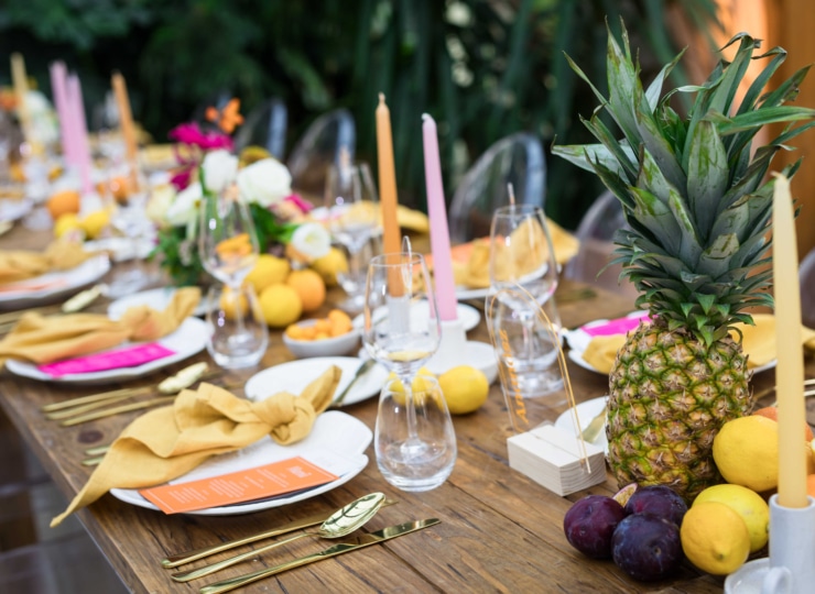 Frissesség és színkavalkád: Miért imádjuk a zöldségeket és gyümölcsöket az esküvői dekorációban?