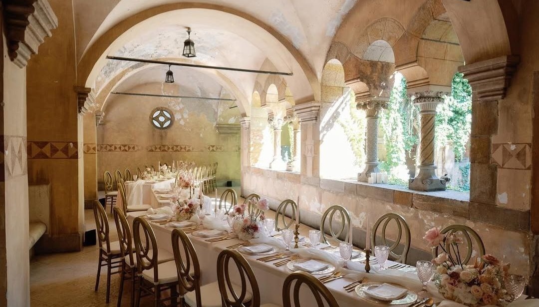 Több, mint egy asztal: A főasztal, mint az esküvői dekorációd középpontja