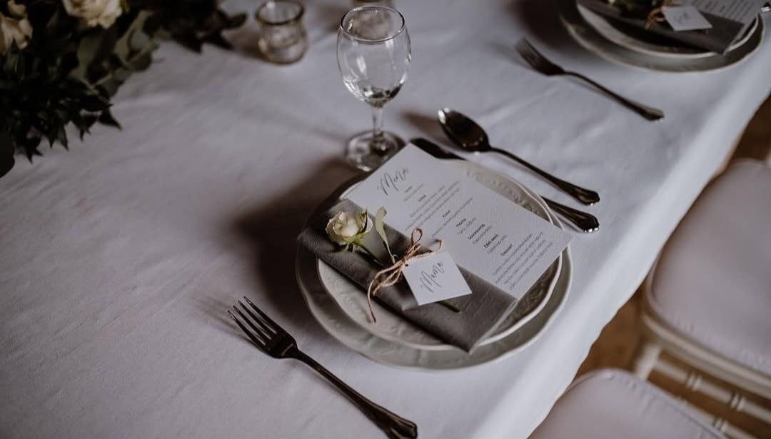Az elegancia titka a terítéken: Miért elengedhetetlen a textilszalvéta az esküvőn?