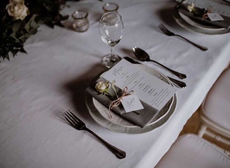Az elegancia titka a terítéken: Miért elengedhetetlen a textilszalvéta az esküvőn?