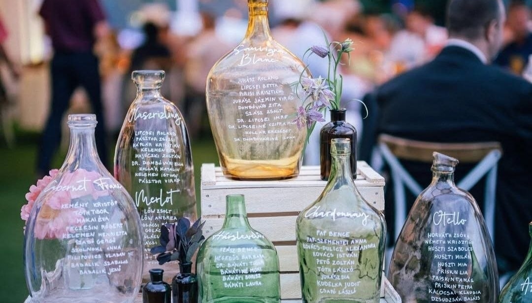 Miért létfontosságú az ülésrend megtervezése a nagy napon? Inspirációk a kreatív megvalósításhoz!