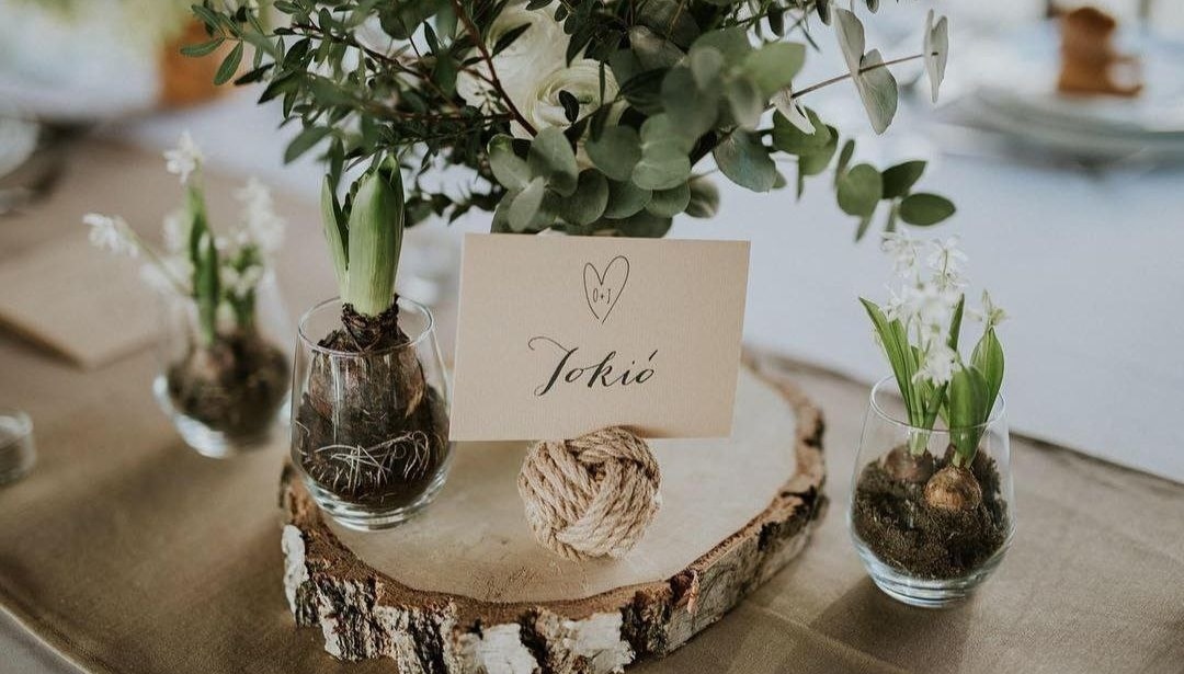 Számok helyett történet: Pár zseniális ötlet, amivel személyre szabhatod az esküvői asztalszámokat