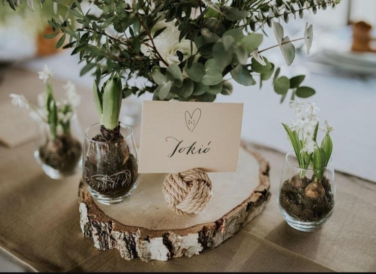 Számok helyett történet: Pár zseniális ötlet, amivel személyre szabhatod az esküvői asztalszámokat