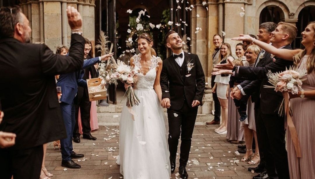 4 mód, ahogy a vendégek köszöntik a friss házasokat – előnyök és hátrányok