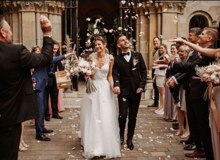 4 mód, ahogy a vendégek köszöntik a friss házasokat – előnyök és hátrányok