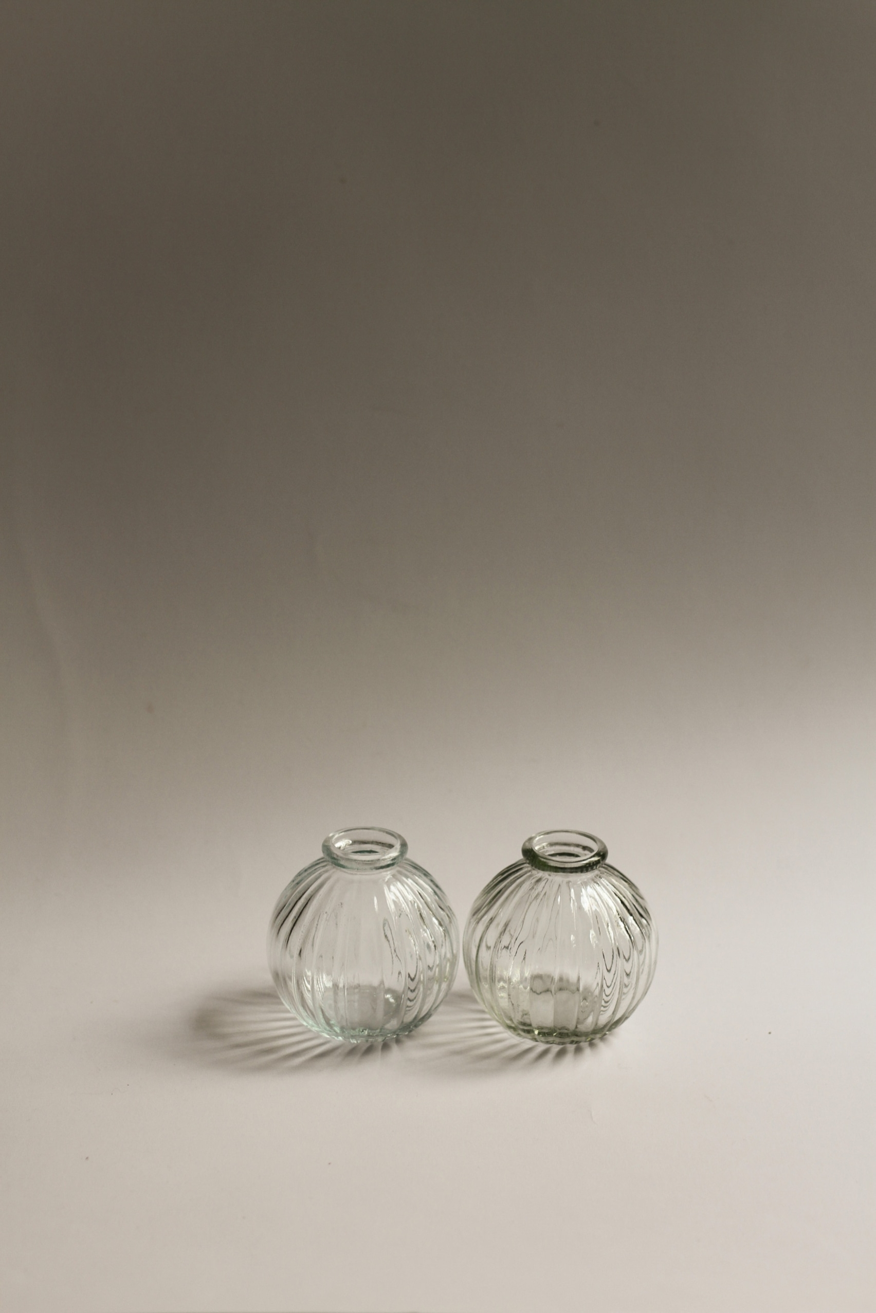 Gömbölyű bordázott váza - 9,5 x 8,5 cm