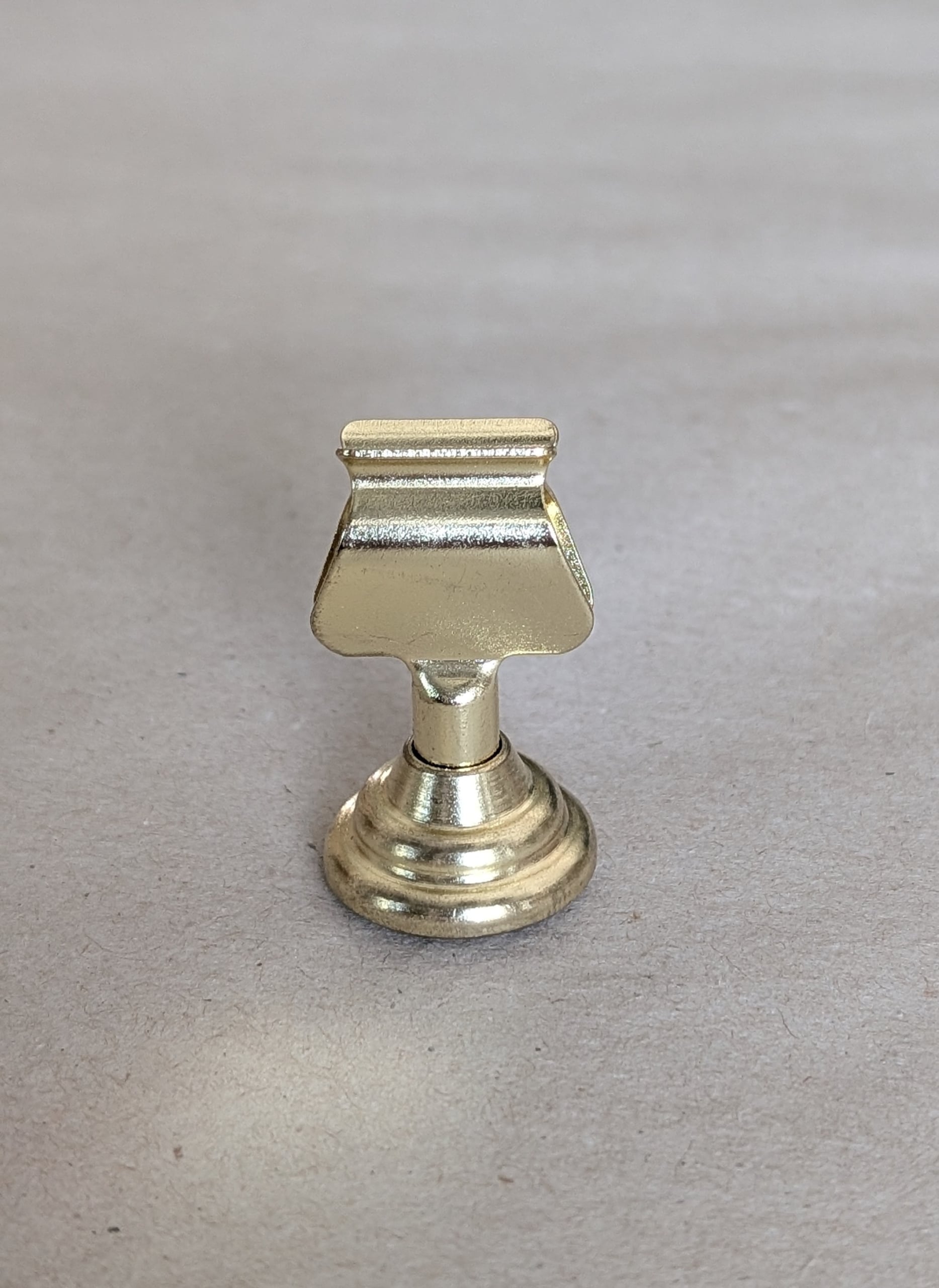 Arany lapos csipeszes kártyatartó - 4 cm